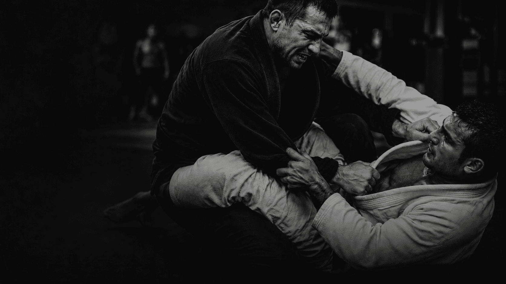 Atletas de Jiu-Jitsu Checkmat em treino intenso
